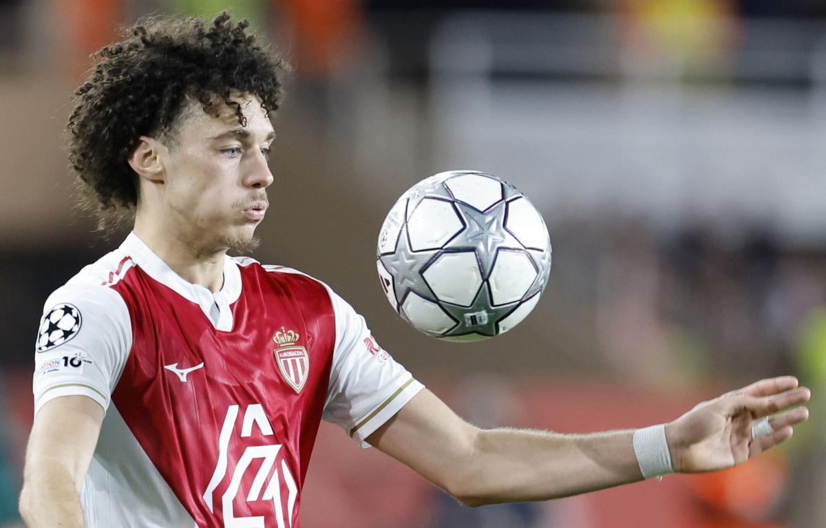 Maghnes Akliouche, con el Monaco, en un partido de la Champions League esta temporada