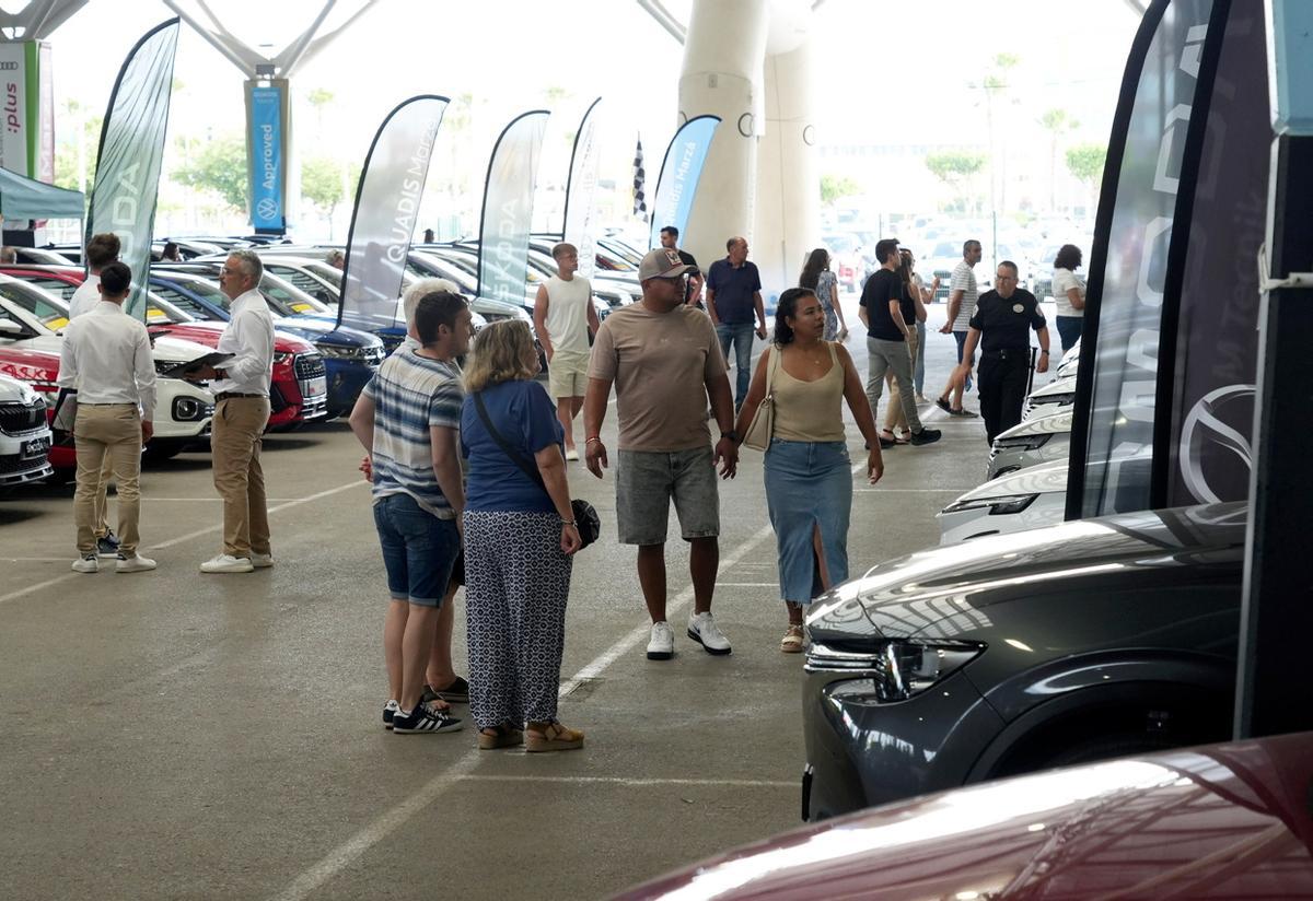 Galería: Los clientes observan los coches de Motorocasión.