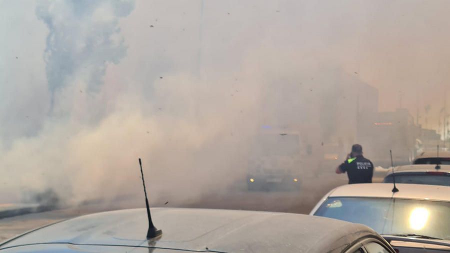 16 dotacions d'emergències intervenen en l'extinció d'un incendi en una zona verda fora del nucli urbà de Blanes