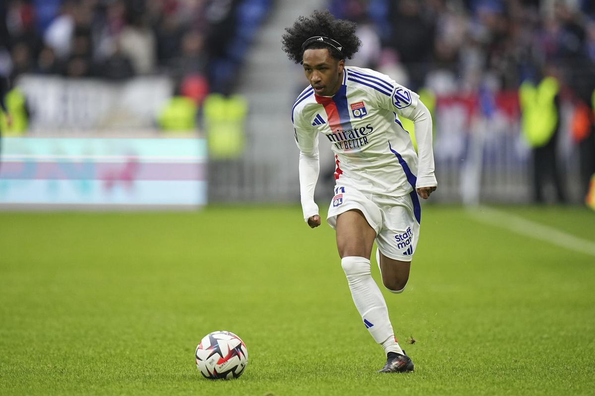 Malick Fofana en acción durante un partido del Olympique de Lyon en el Groupama Stadium