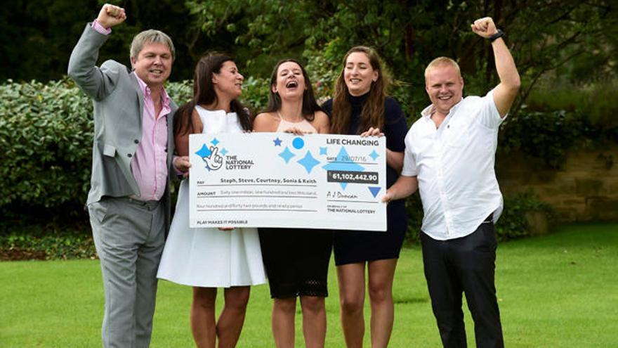 Sonia Davies celebra el premio junto a su familia.