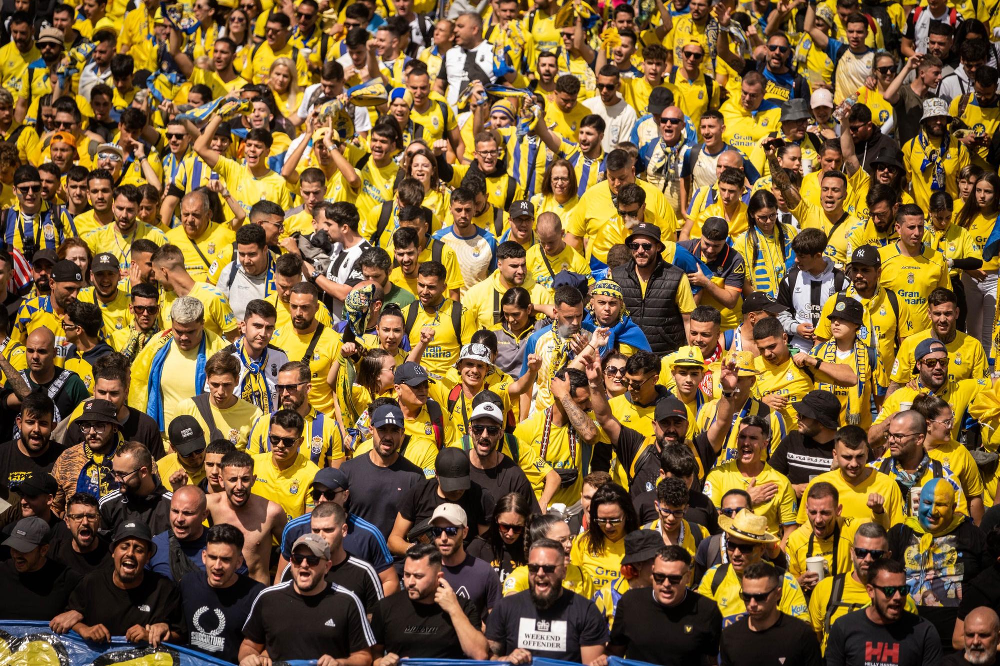 Los aficionados de la UD Las Palmas se dirigen al Heliodoro