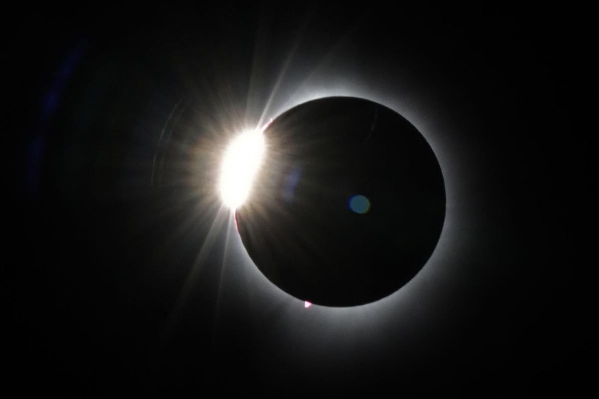 Eclipse de sol del 8 de abril de 2024 visto desde la cima de Saddleback Mountain, en el estado de Maine (EEUU).
