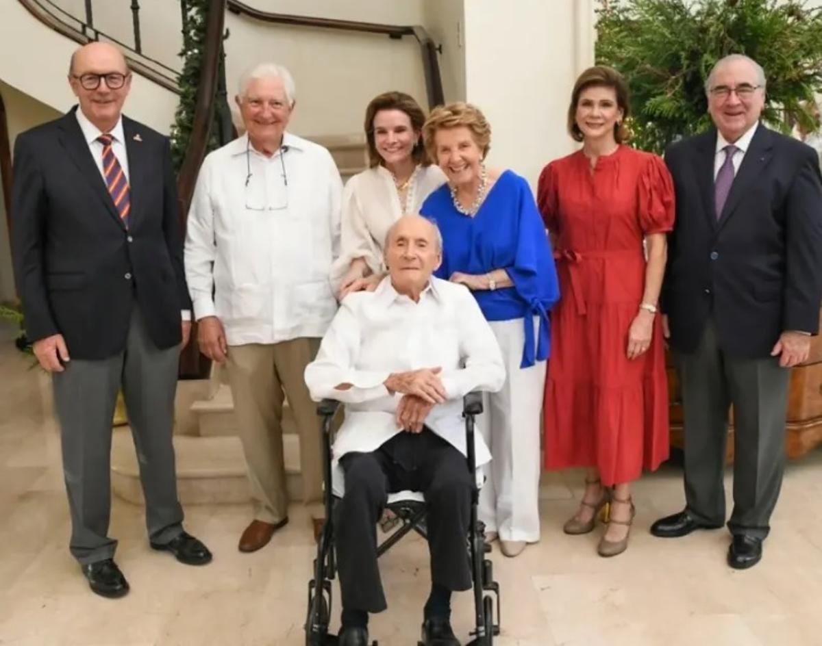 Manuel Rodríguez Maire, en el centro, con su esposa, Josefina Álvarez, y su hija, María Rodríguez, detrás, el presidente de la Fundación de la Inmigración Española en la República Dominicana, José Vitienes -segundo por la izquierda- y otros componentes del colectivo.