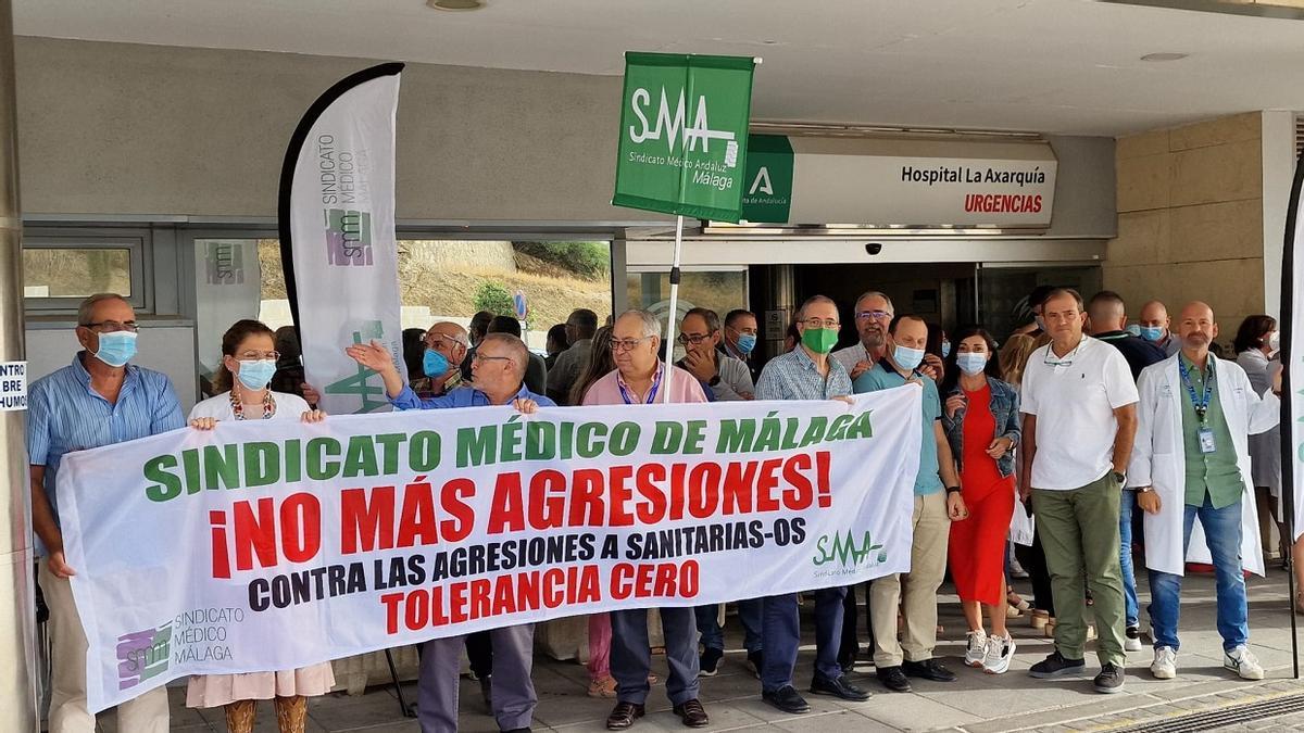 Médicos de Urgencias del Hospital Comarcal de la Axarquía protestan por esta nueva agresión.