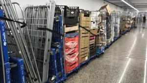Fila inmensa, interminable, de cajas vacias en un pasillo de uno de los supermercados Condis, de Barcelona.
