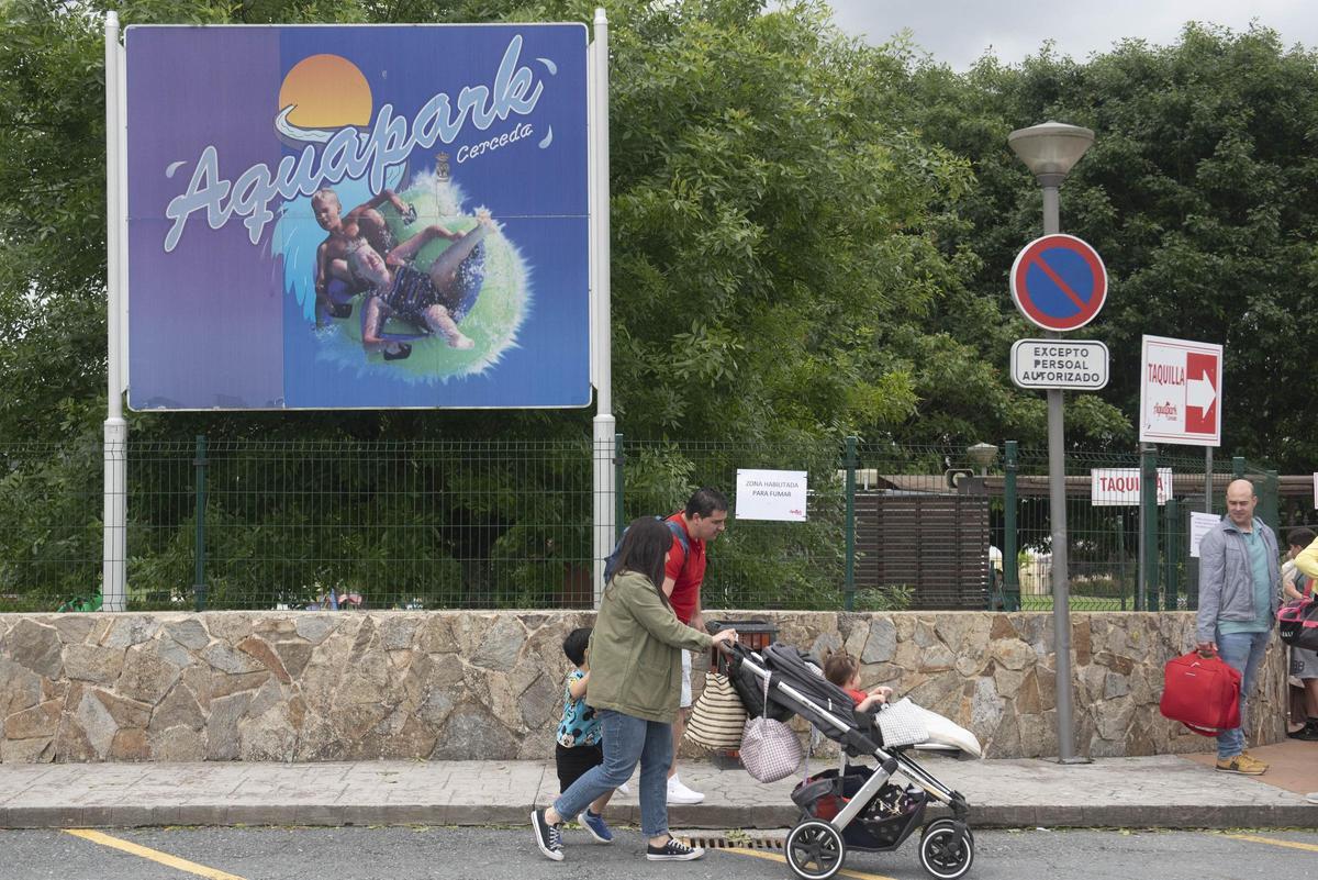Una familia frente a las instalaciones del Aquapark de Cerceda.