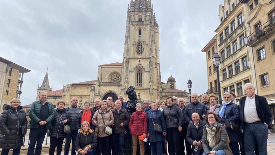 Treinta laracheses participan en una excursión a Asturias