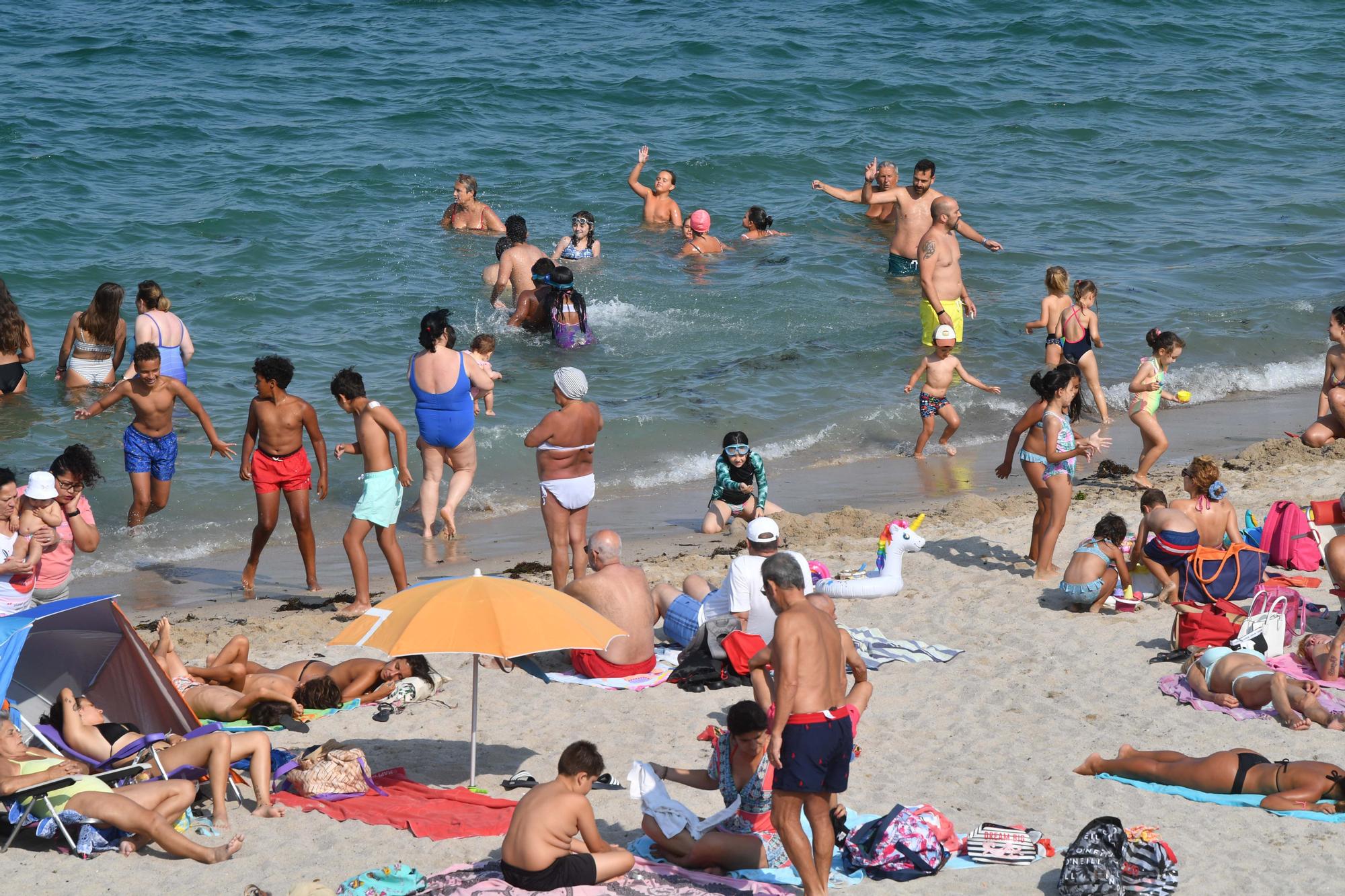 Las playas de A Coruña, abarrotadas con las mareas vivas