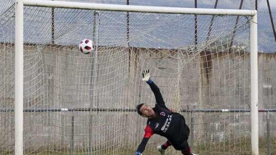 Pato se estira en un penalti lanzado por el Arosa. // Enzo Sarmiento