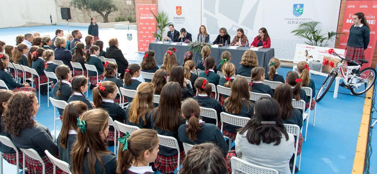 La Infanta Cristina entrega un premio de la Fundación Mapfre a una alumna del Colegio ALtozano La Infanta Cristina entrega un premio de la Fundación Mapfre a una alumna del Colegio ALtozano