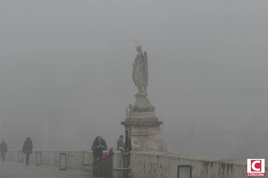 El amanecer de Córdoba bajo la niebla.