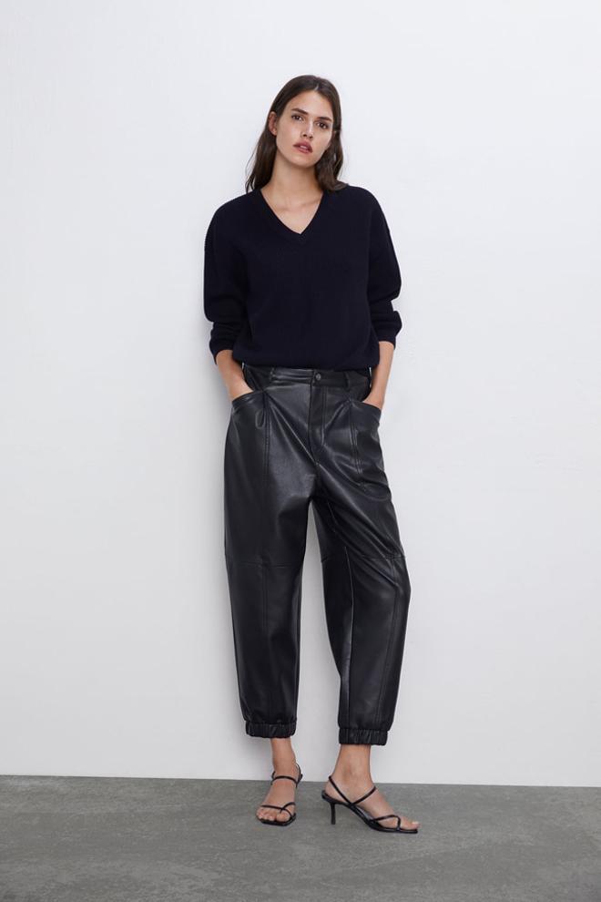 Pantalón 'slouchy' de efecto piel negro de Zara