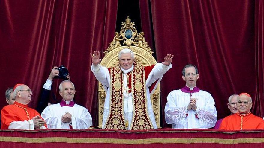 El papa Benedicto XVI pronuncia el Â´Urbi et OrbiÂ´ desde el balcón central de la Basílica de San Pedro de El Vaticano, el 25 de diciembre de 2008. El líder espiritual de los católicos da la bendición en 64 idiomas.