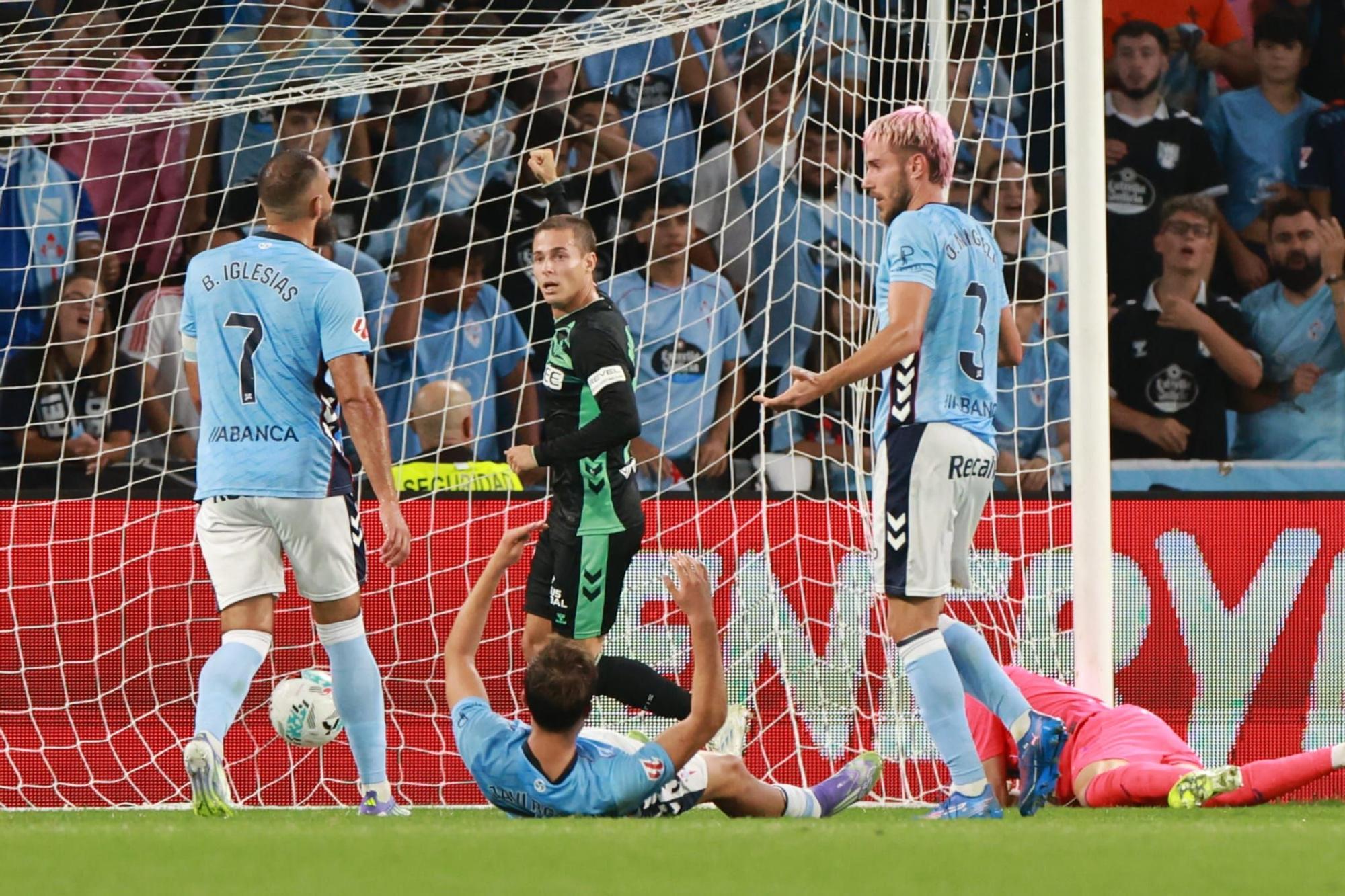 Los jugadores del Celta lamentan el gol bético