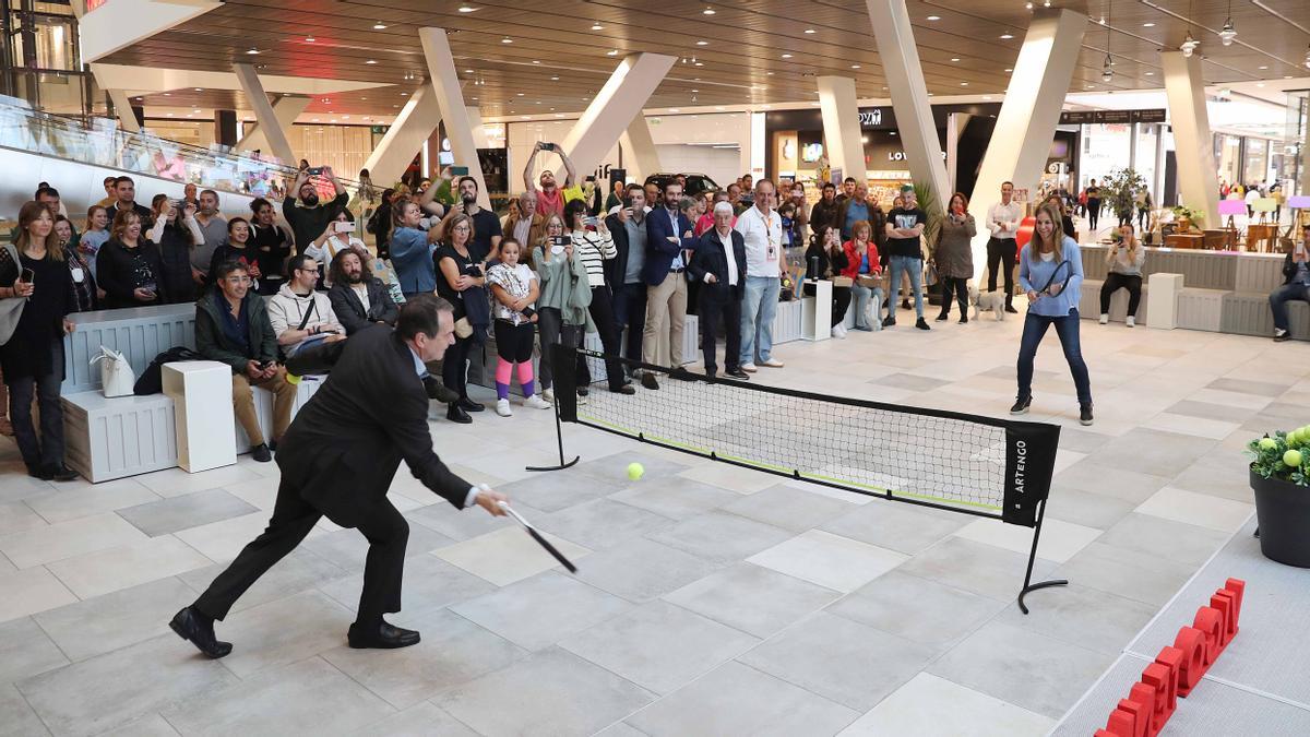 El alcalde de Vigo y Arantxa Sánchez-Vicario, durante su peloteo en el Centro Comercial Vialia.