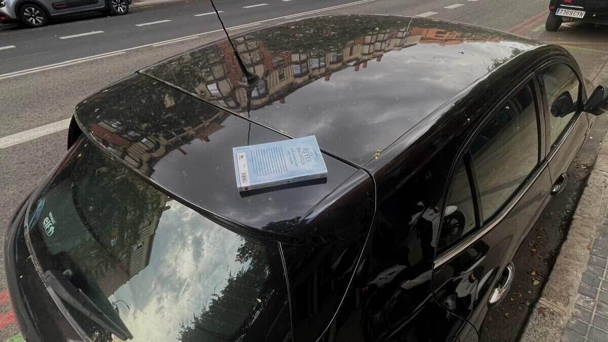 El verdadero significado de dejar un libro en la parte superior de tu coche