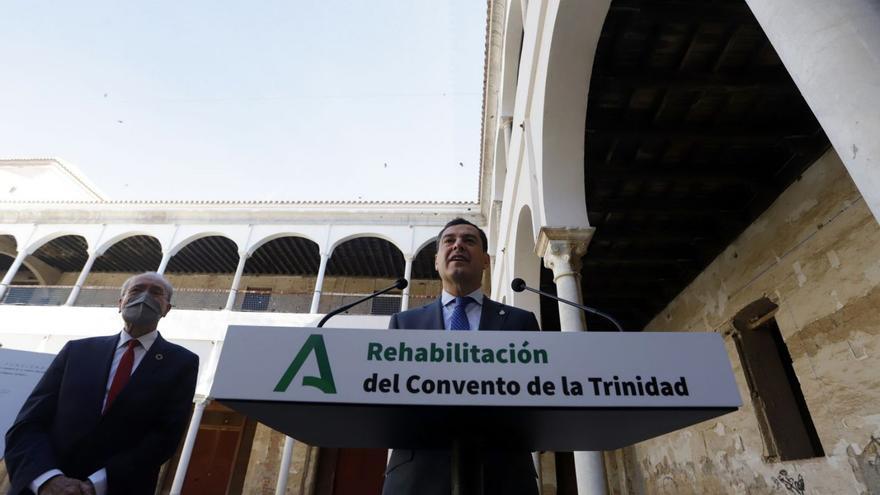 Juanma Moreno interviene, ayer, en el Convento de la Trinidad junto a Francisco de la Torre.