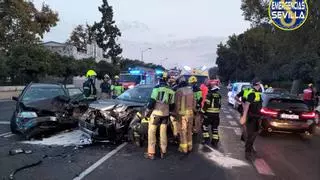 Dos heridos leves y retenciones en la Palmera por un accidente con cinco coches implicados