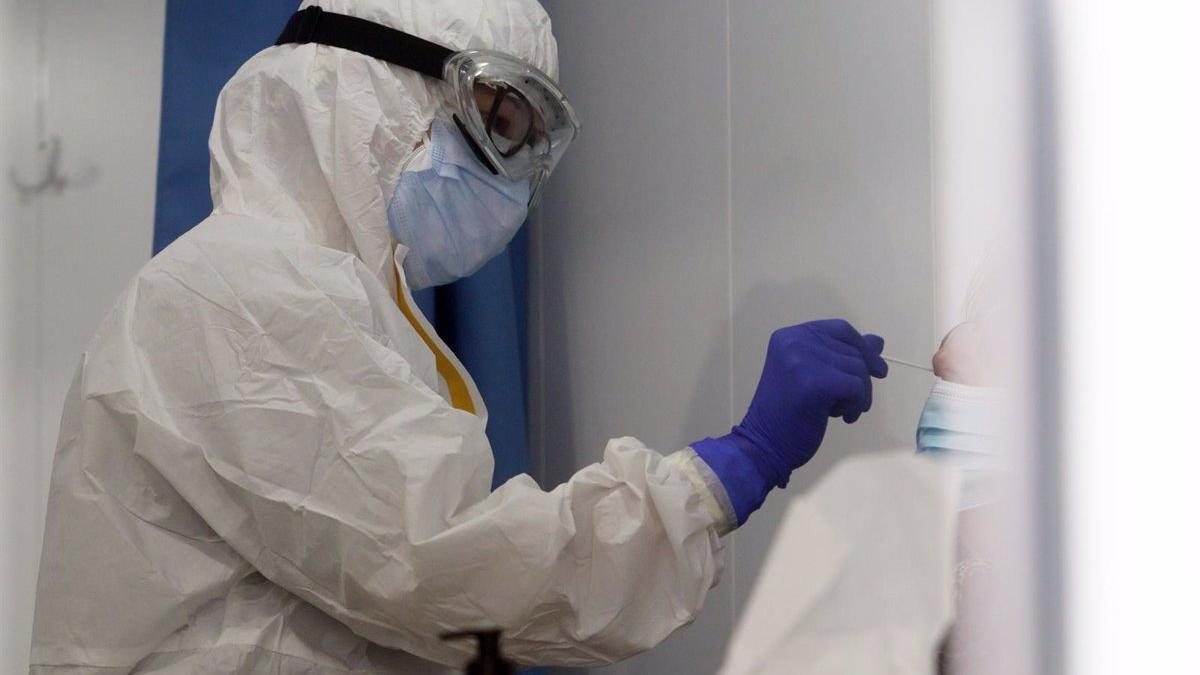 Sanitarios de la Junta de Andalucía haciendo los test rápidos de antígenos PCR
