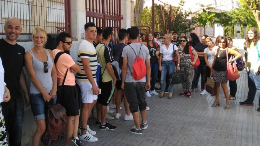 La falta de conserje impide la entrada a la escuela de adultos de Orihuela