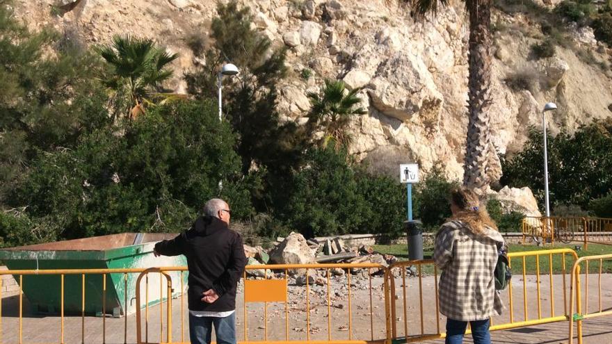 Dos vecinos que paseaban ayer por la base del Penyal contemplan el destrozo.