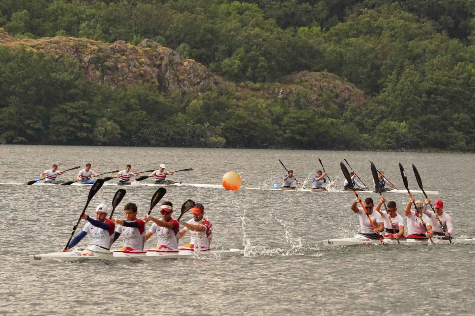 GALERÍA | La regata de piragüismo del Lago de Sanabria, en imágenes