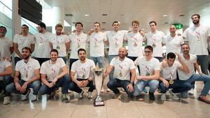 La selección española de waterpolo a su llegada al aeropuerto de Barcelona