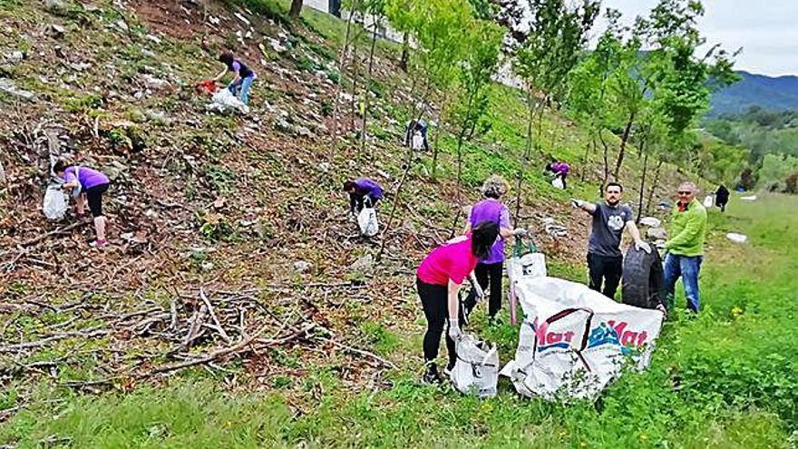 Jornada de neteja a l&#039;entorn del barri de Salipota i l&#039;institut Migmón