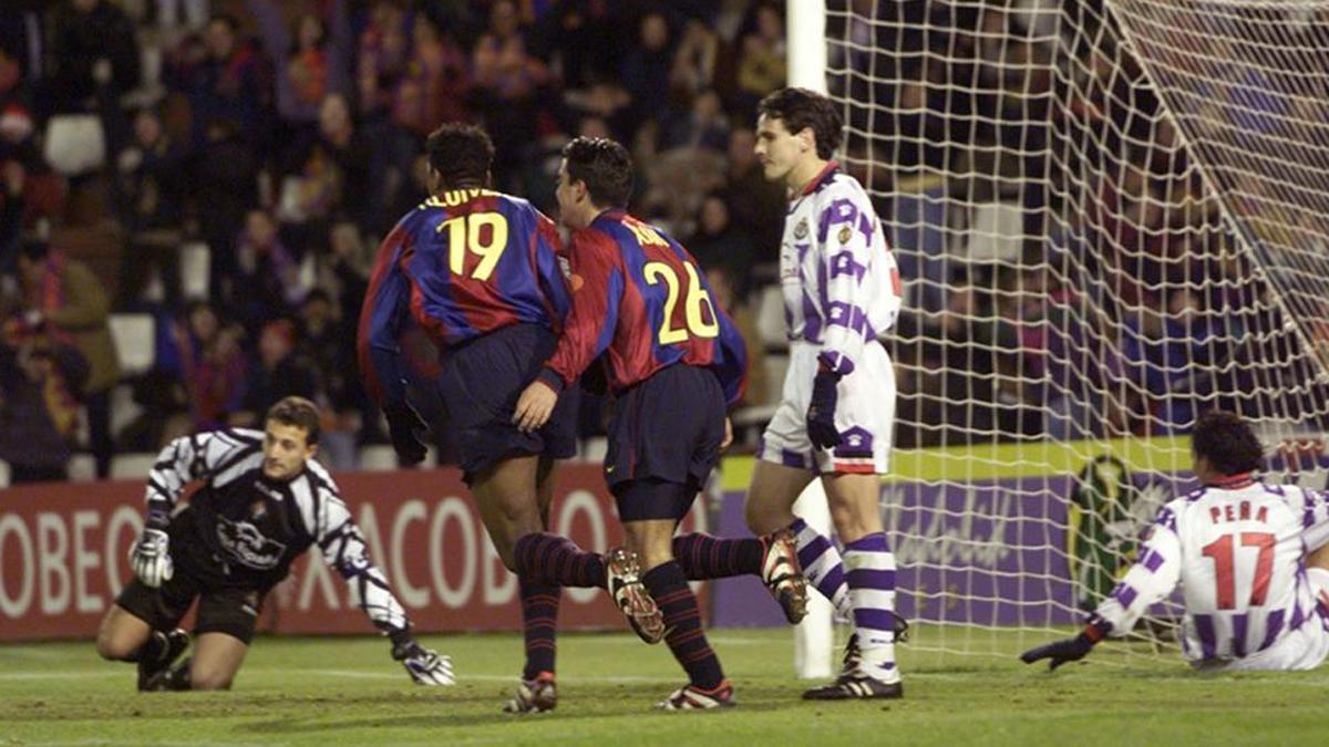 Xavi, tras marcar un gol salvador contra el Valladolid la temporada 1998-99. Fue el inicio de una remontada que llevó al Barça al título de Liga