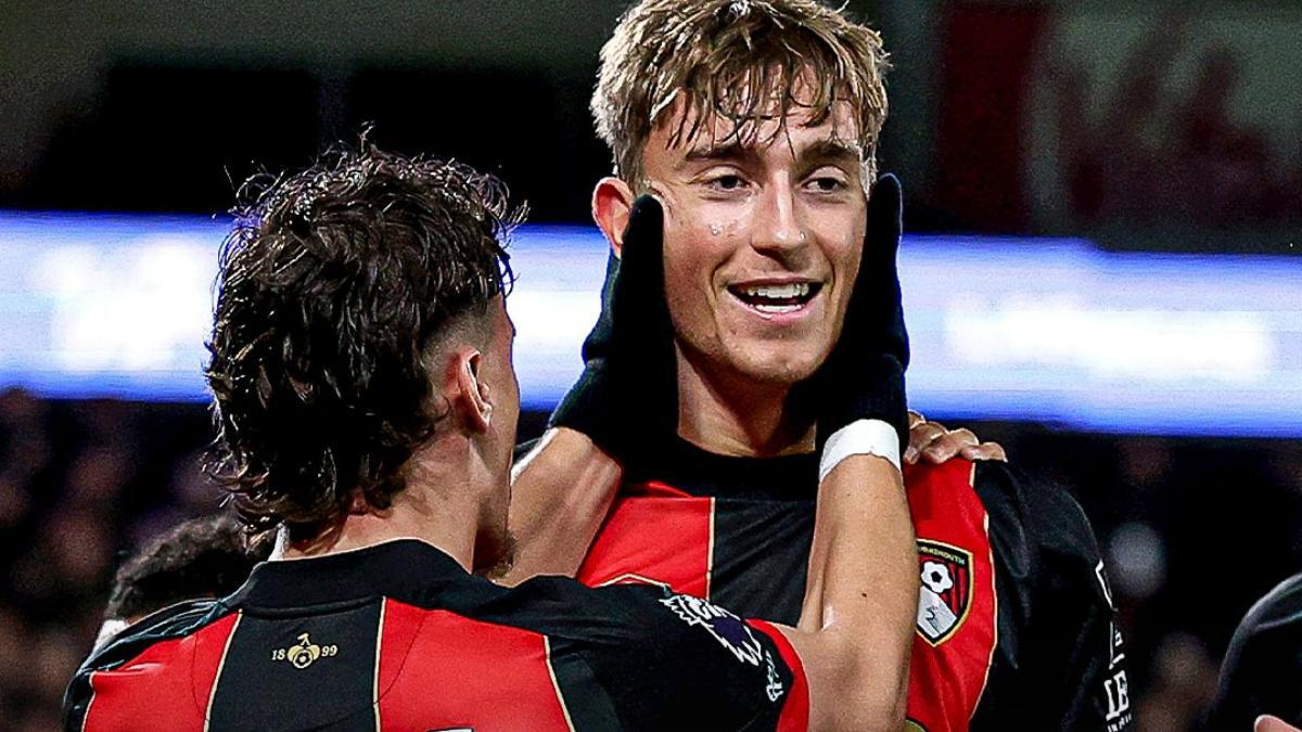 Dean Huijsen va de exhibición en exhibición en el Bournemouth