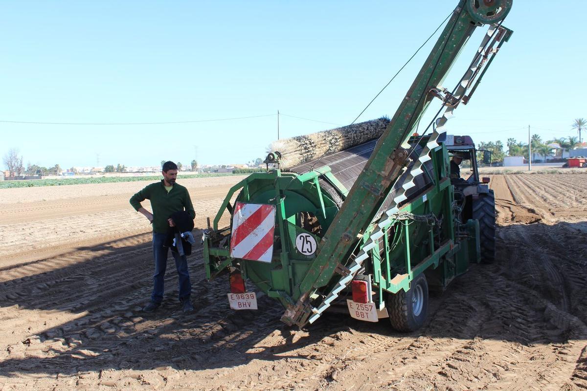 Maquinaria de recolección de chufas en un campo de l'horta Nord, en una imagen reciente.