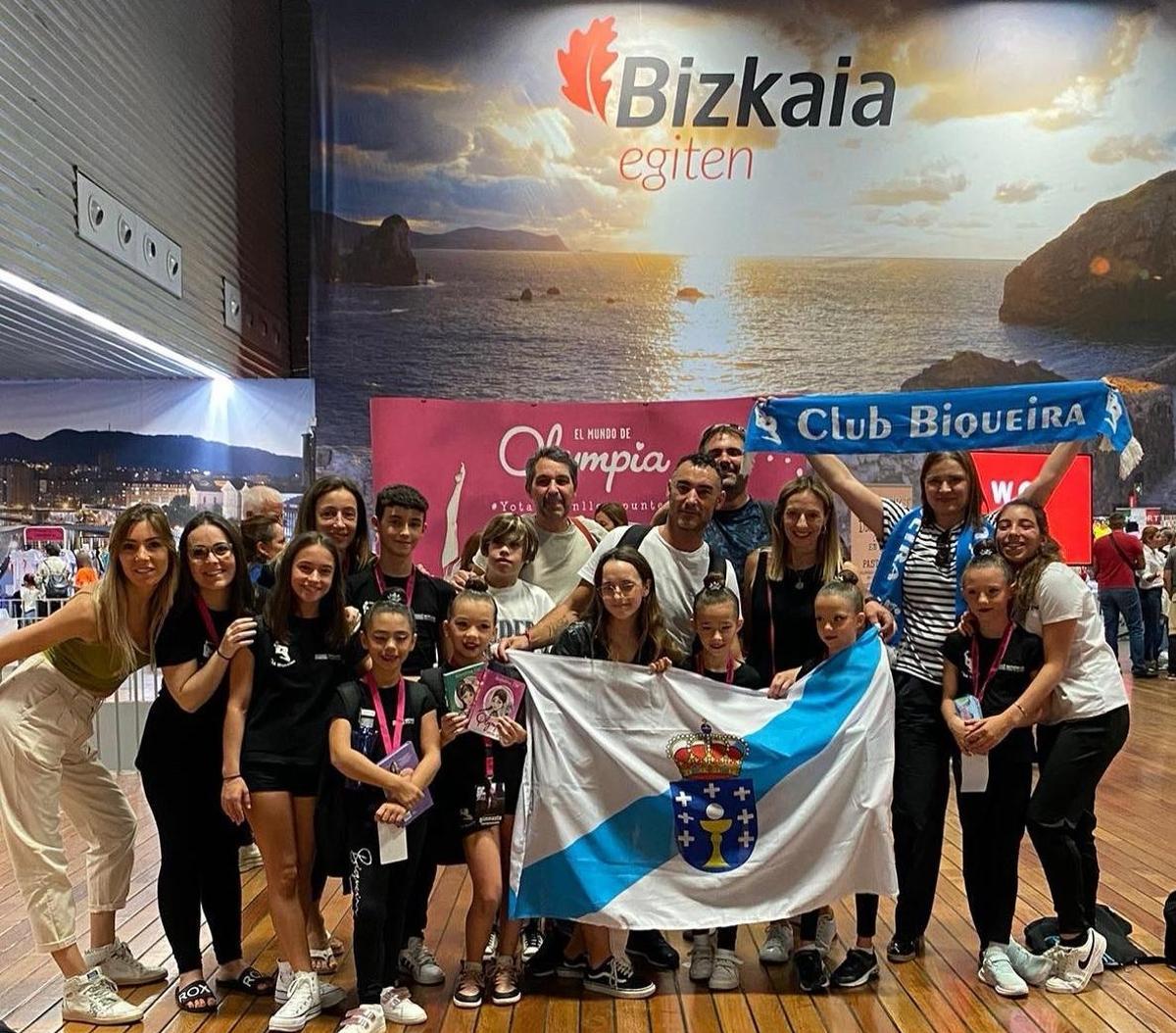 La presidenta del club Biqueira, Amaranta Rodríguez Núñez (i.), junto a otros padres y algunas de las gimnastas de la entidad.