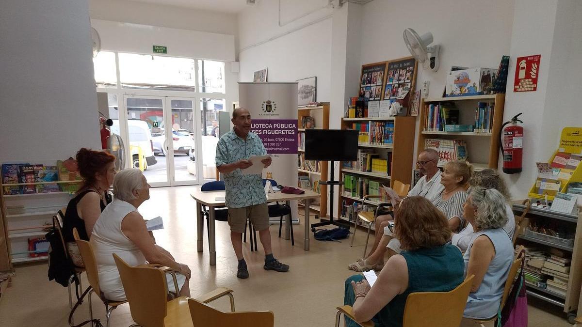 James Berger amb els assistents a la xerrada del dimarts a la biblioteca de Ses Figueretes.