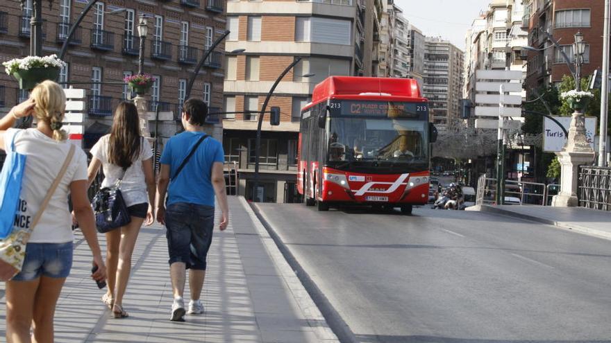 Un autobús de los &#039;coloraos&#039; circula por el Puente de los Peligros de Murcia.