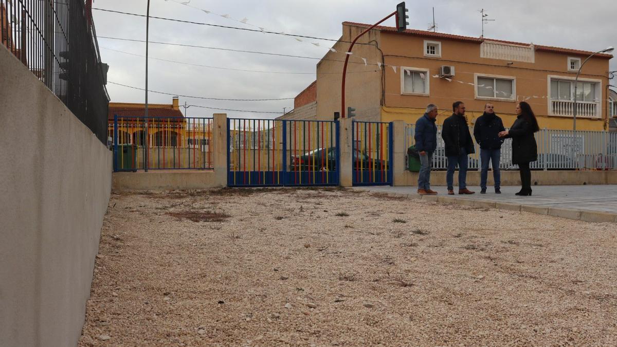 El alcalde, el pedáneo y la edil de Educación, en el patio del colegio de Zarcilla de Ramos donde se renovaba la grava del suelo.