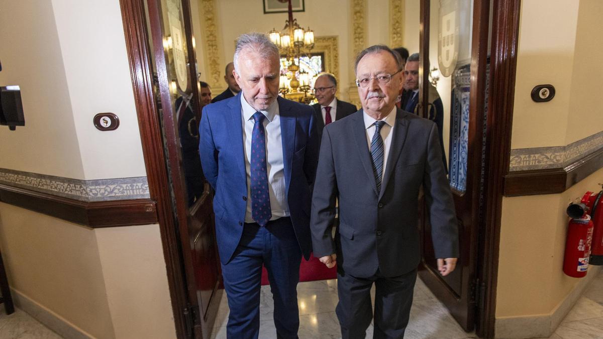 El Gobierno contempla usar polideportivos para albergar a los migrantes llegados a Ceuta