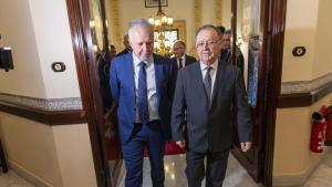 Archivo - El ministro de Política Territorial y Memoria Democrática, Ángel Víctor Torres (i), y el presidente de Ceuta, Juan Jesús Vivas (d), en una imagen de archivo
