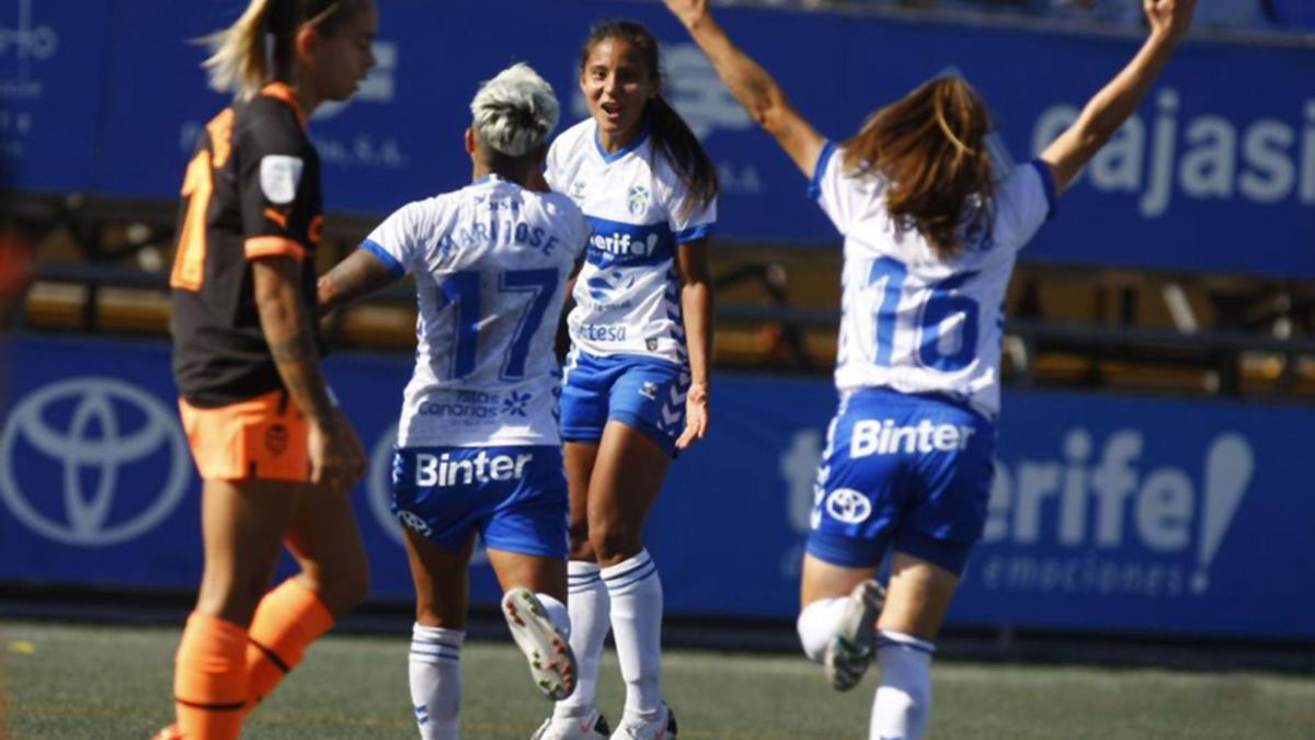 María José Pérez, celebrando el gol con Yerliane y Clau Blanco (16). | | LALIGA