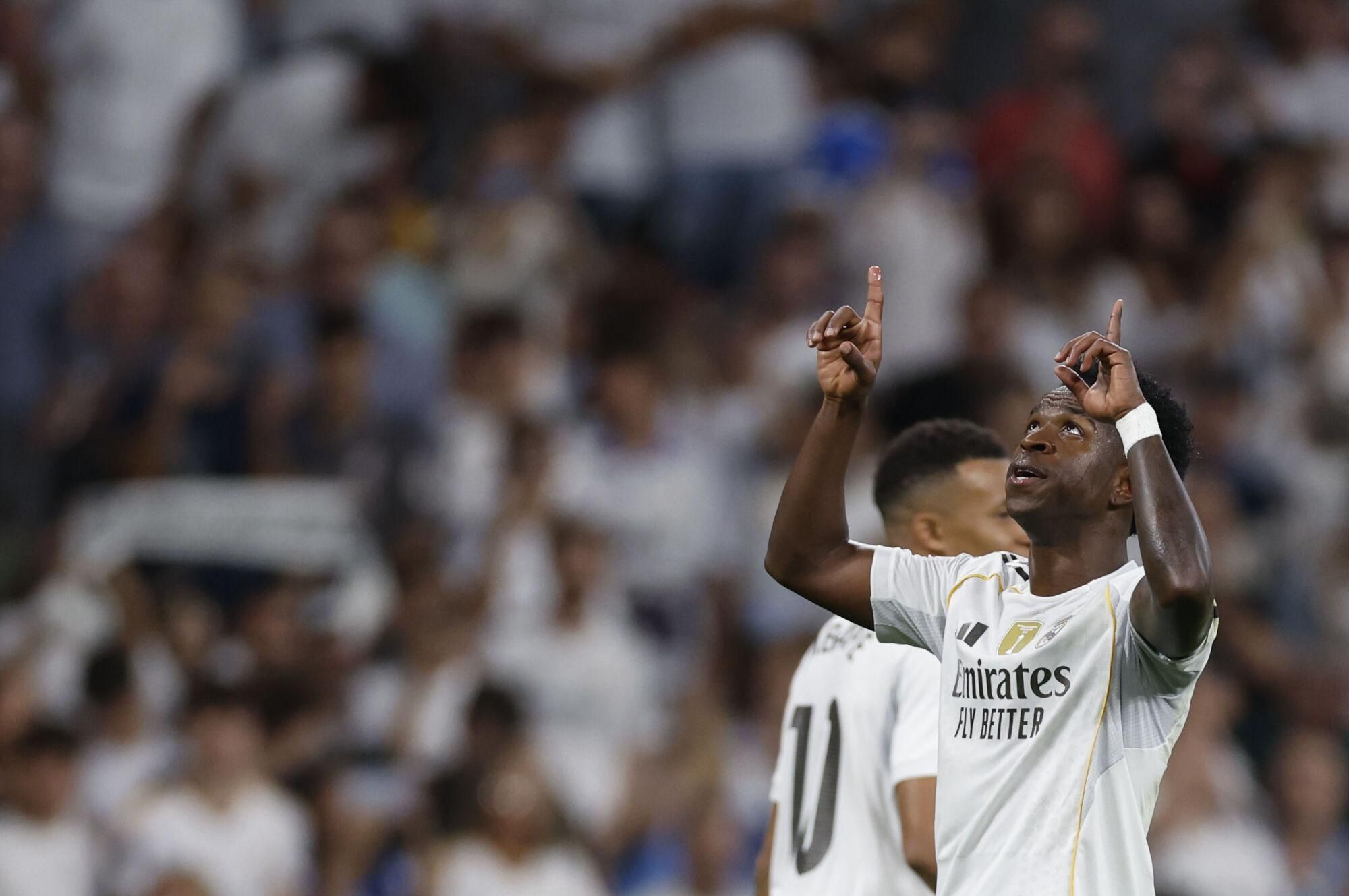 MADRID, 04/10/2025.- El delantero del Real Madrid Vinicius Jr celebra su segundo gol contra el Villarreal, durante el partido de la jornada 8 de LaLiga EA Sports que Real Madrid y Villarreal disputan este sábado en el estadio Santiago Bernabéu.- EFE/ Javier Lizón