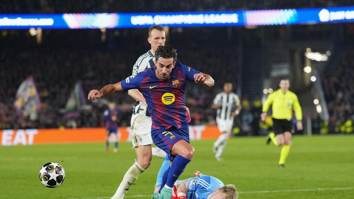 BARCELONA, 18/03/2026.- El delantero del FC Barcelona, Ferrán Torres (i), intenta superar al guardameta del Newcastle, Aaron Ramsdale, durante el partido de vuelta de los octavos de final de la Liga de Campeones disputado entre el Barcelona y el Newcastle, este miércoles en el Camp Nou. EFE/Siu Wu