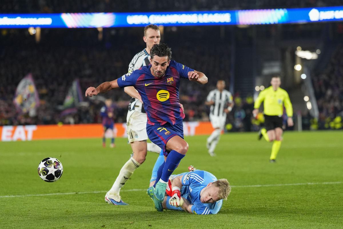 BARCELONA, 18/03/2026.- El delantero del FC Barcelona, Ferrán Torres (i), intenta superar al guardameta del Newcastle, Aaron Ramsdale, durante el partido de vuelta de los octavos de final de la Liga de Campeones disputado entre el Barcelona y el Newcastle, este miércoles en el Camp Nou. EFE/Siu Wu