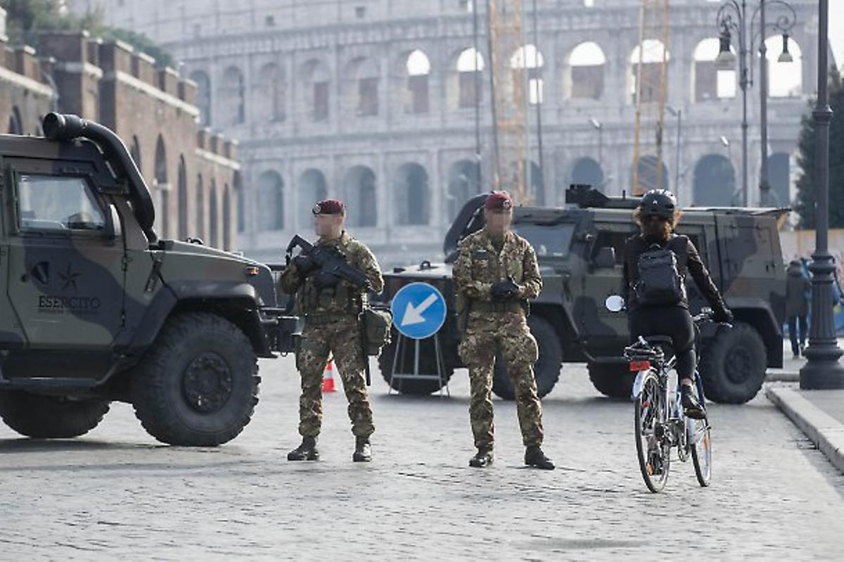 Militares italianos junto al Coliseo