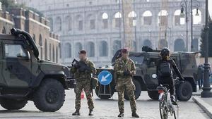 Militares italianos junto al Coliseo