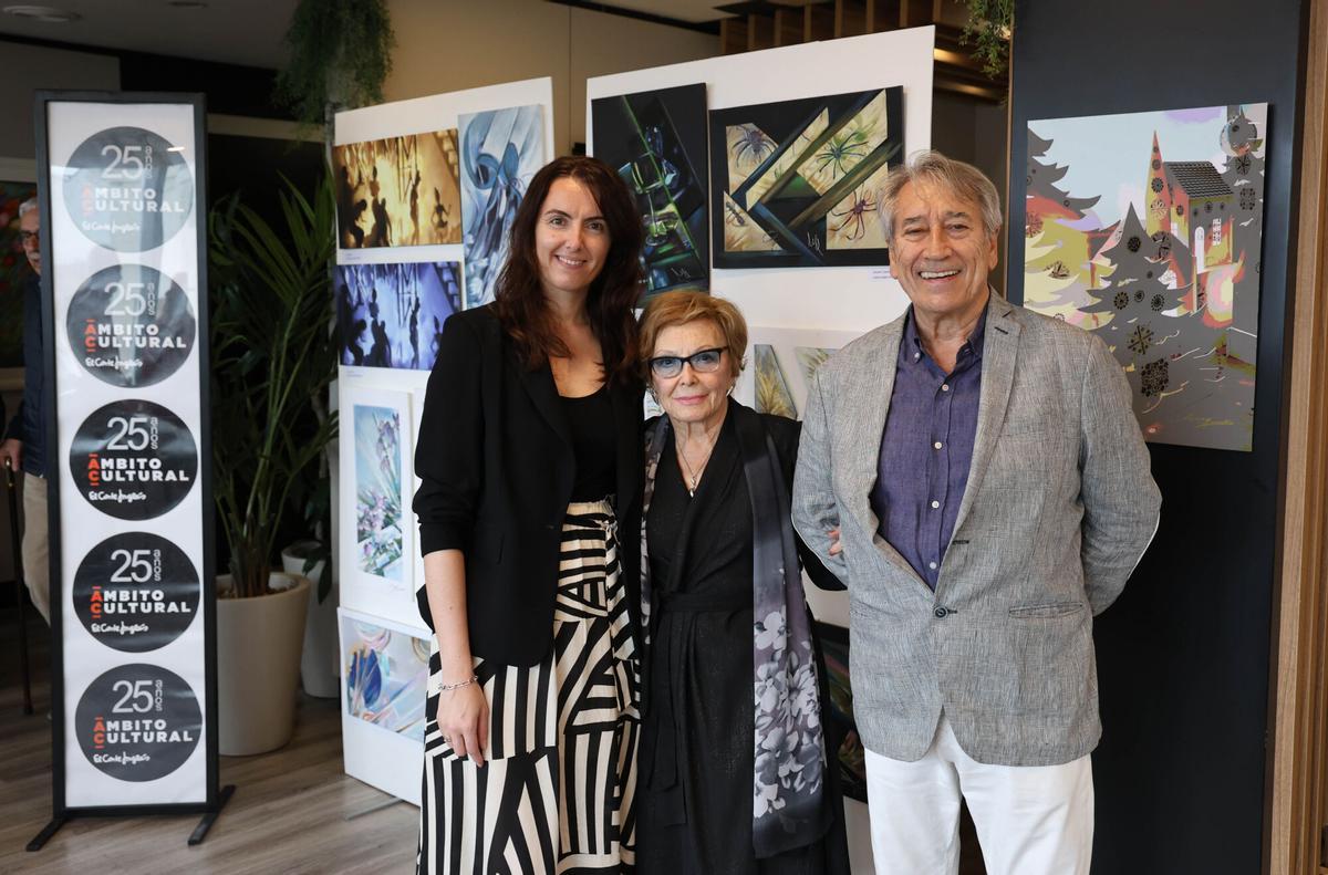 Inauguración de la primera exposición de cuadros de la artista viguesa Mary Quitero, presentada por Fernando Franco, en 2023