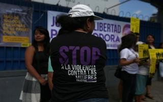 Activistas piden la liberación de mujeres acusadas de abortar en El Salvador