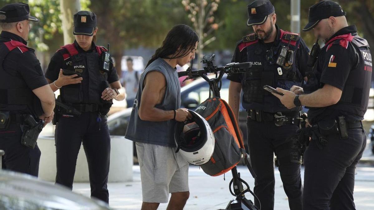 Diversos agents fan un control a l’Hospitalet, el 7 de juliol. | DAVID ZORRAKINO / EUROPA PRESS