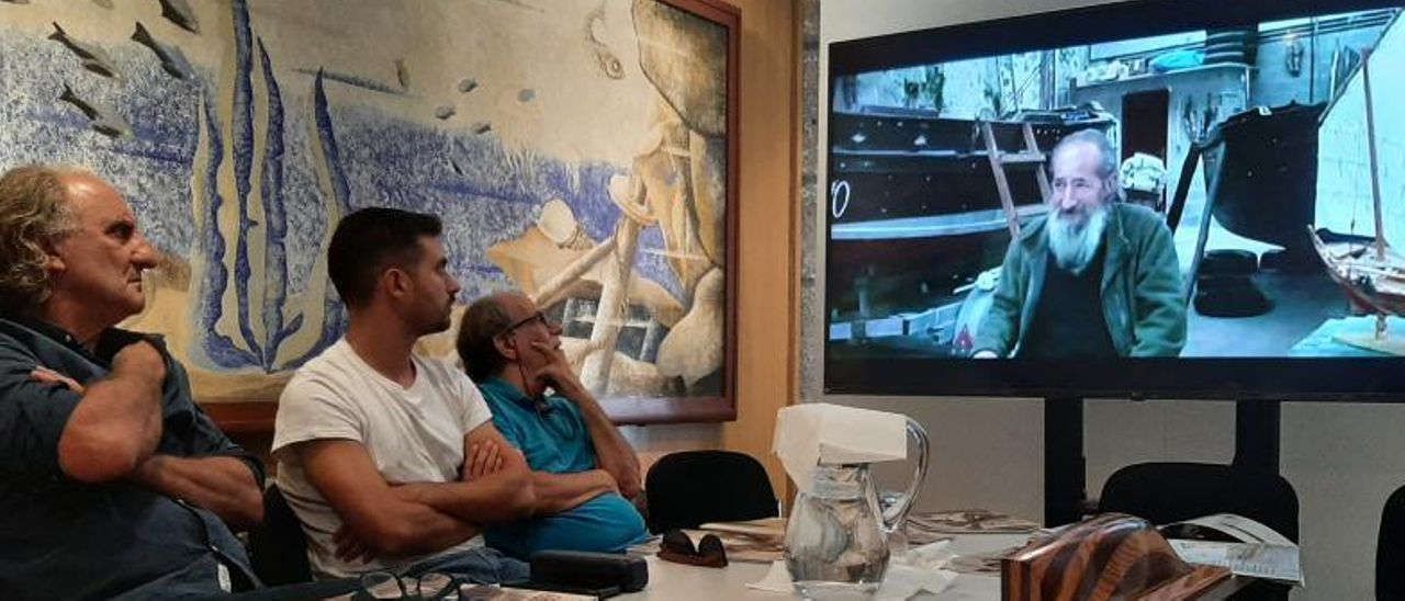 Un momento da presentación, coa proxección dun video cunha entrevista a Víctor Domínguez. | // FDV