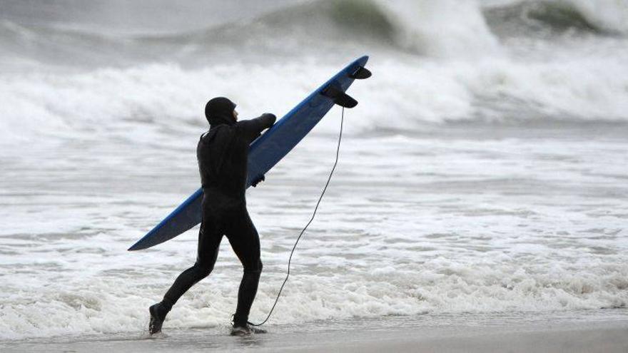 El huracán Sandy se refuerza en su avance hacia la costa este de EEUU