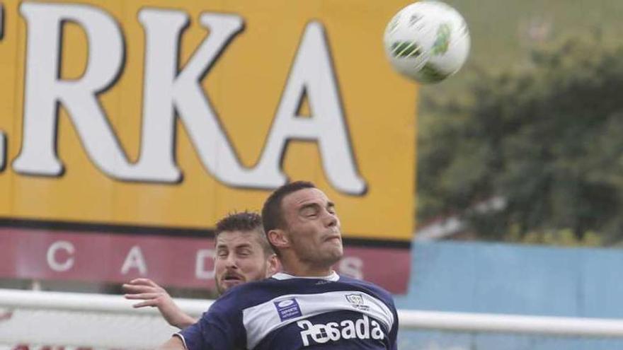 Geni disputa un balón con Dudi en el derbi con el Avilés.